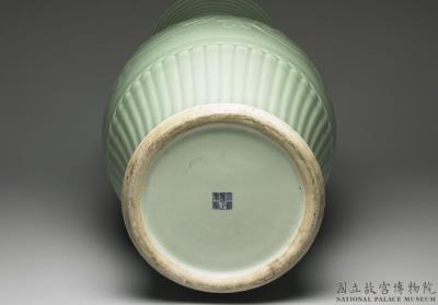 图片[3]-Fengwei everted-rim vase with green glaze, Qing dynasty, Yongzheng reign (1723-1735)-China Archive